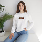 Cozy Camping Crewneck Sweatshirt — Niedliches Cartoon-Lagerfeuer-Freunde-Design