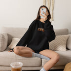 Cozy Camping Crewneck Sweatshirt — Niedliches Cartoon-Lagerfeuer-Freunde-Design