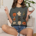 Halloween-Icons T-Shirt — Niedliches Retro-T-Shirt mit Kürbissen, Geist, Katze & Totenkopf