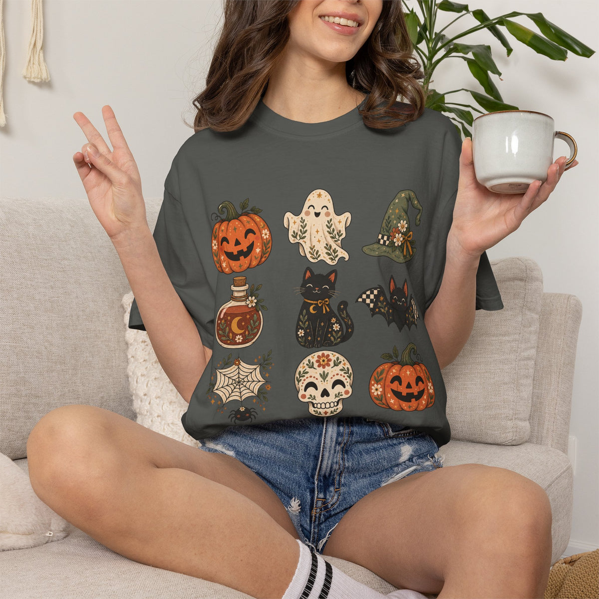 Halloween-Icons T-Shirt — Niedliches Retro-T-Shirt mit Kürbissen, Geist, Katze & Totenkopf