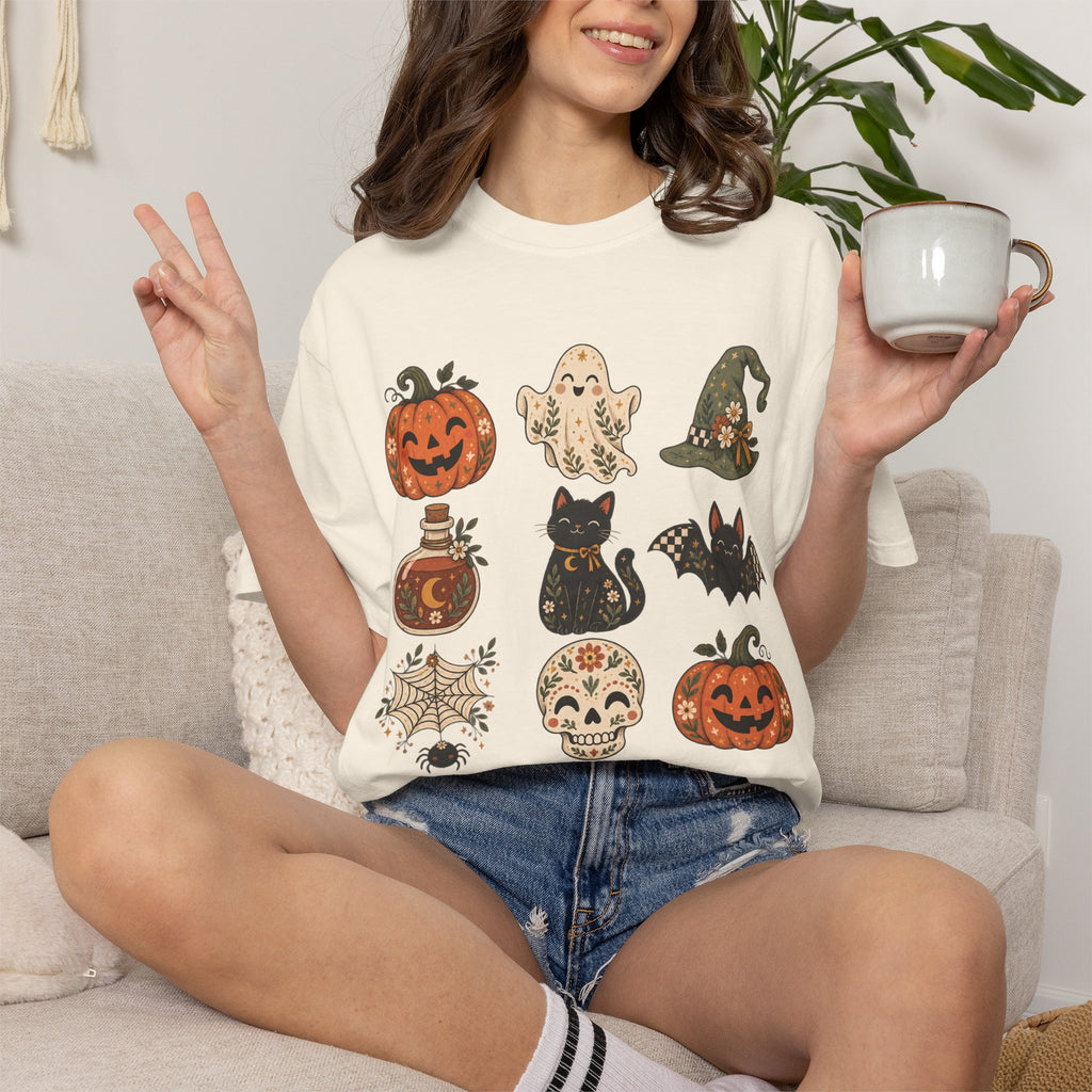 Halloween-Icons T-Shirt — Niedliches Retro-T-Shirt mit Kürbissen, Geist, Katze & Totenkopf