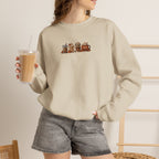 Cozy Camping Crewneck Sweatshirt — Niedliches Cartoon-Lagerfeuer-Freunde-Design