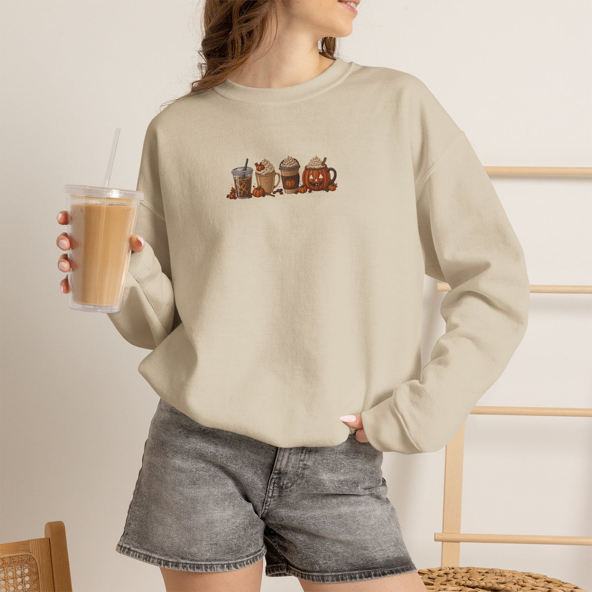 Cozy Camping Crewneck Sweatshirt — Niedliches Cartoon-Lagerfeuer-Freunde-Design