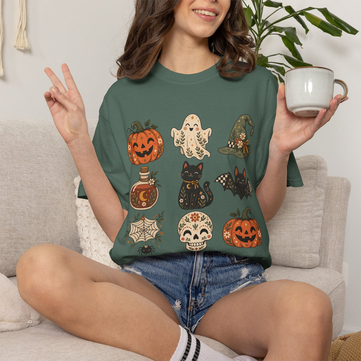 Halloween-Icons T-Shirt — Niedliches Retro-T-Shirt mit Kürbissen, Geist, Katze & Totenkopf