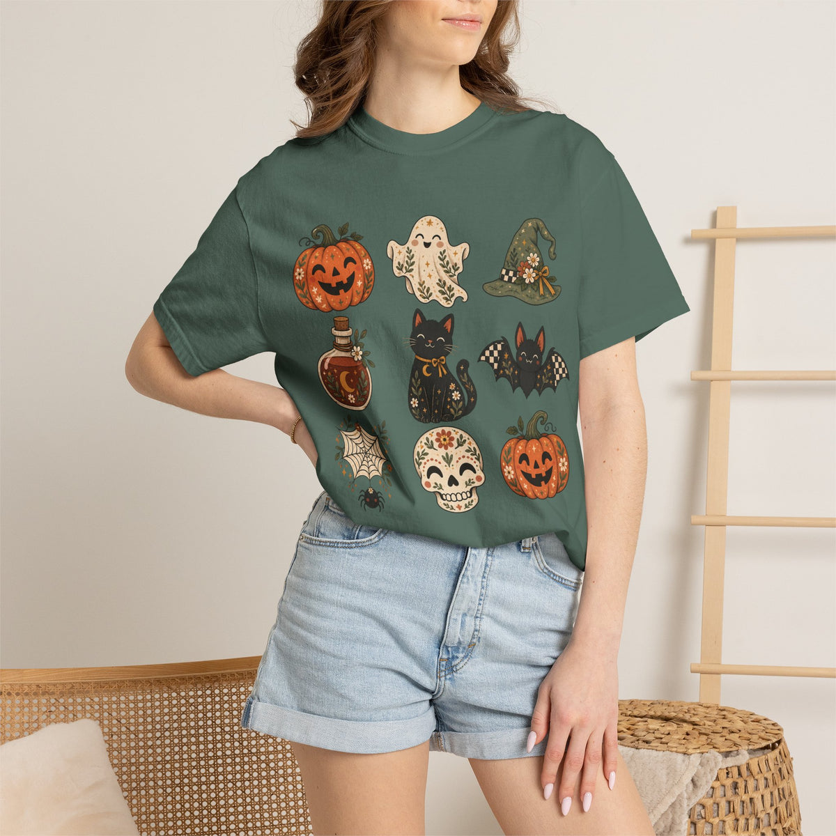 Halloween-Icons T-Shirt — Niedliches Retro-T-Shirt mit Kürbissen, Geist, Katze & Totenkopf